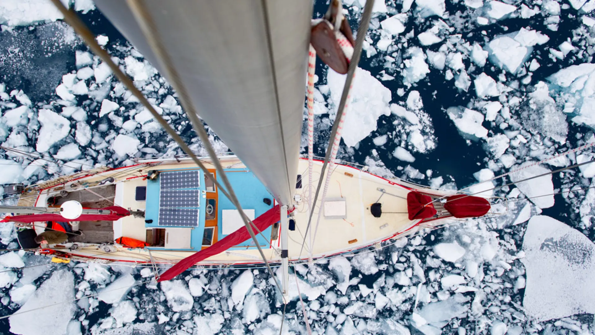 Explora: Bild einer Segeljacht im Eismeer